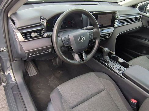 Used 2025 Toyota Camry SE image 9