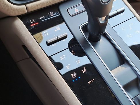 Certified 2025 Porsche Macan image 34