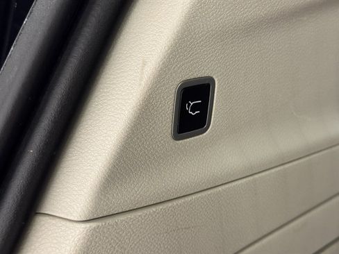 Used 2019 Chrysler Pacifica Limited FWD image 19