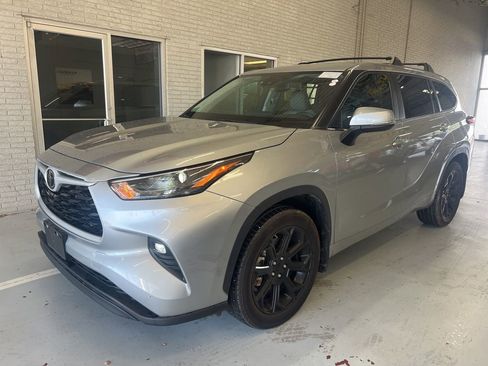 Used 2024 Toyota Highlander LE FWD image 1
