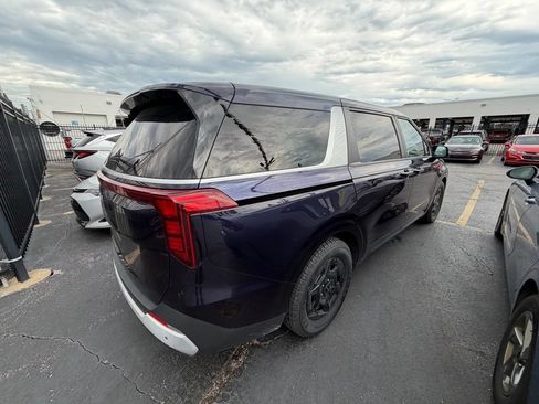 Used 2025 Kia Carnival FWD image 4