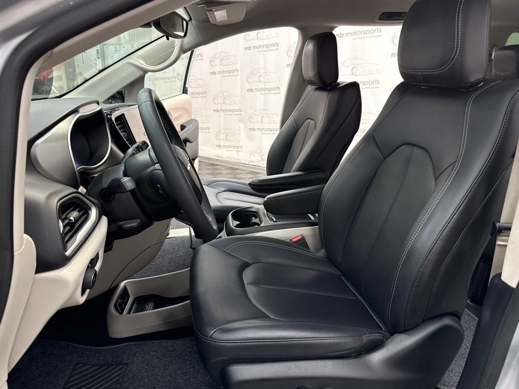 Used 2024 Chrysler Pacifica Touring-L FWD image 13
