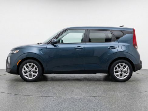 Used 2025 Kia Soul LX w/ LX Technology Package FWD image 5