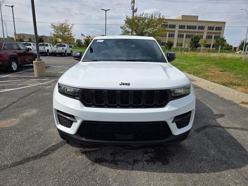 New 2025 Jeep Grand Cherokee Altitude image 17