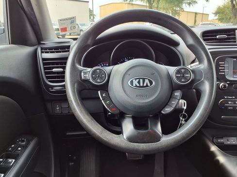 Used 2017 Kia Soul + FWD image 19