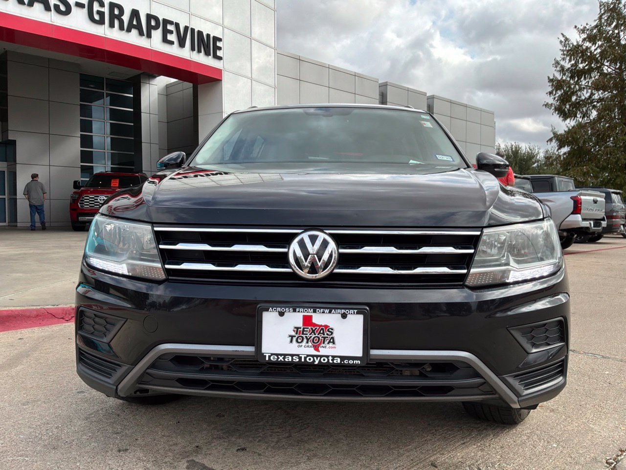 Used 2021 Volkswagen Tiguan SE FWD image 3