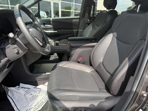 Used 2025 Toyota Sienna Limited AWD/4WD image 18