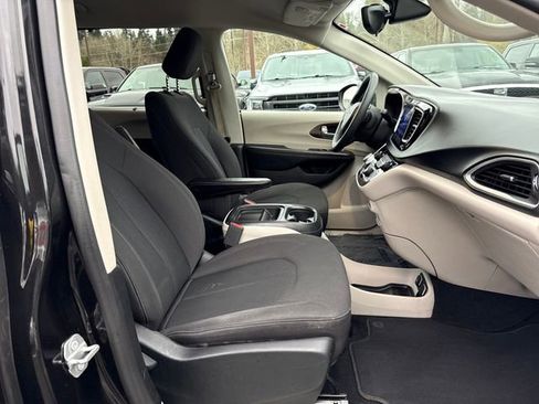 Used 2017 Chrysler Pacifica Touring Plus w/ Tire & Wheel Group image 10