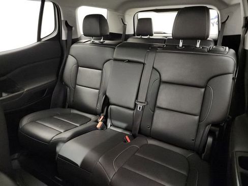 Used 2023 GMC Acadia SLT image 25