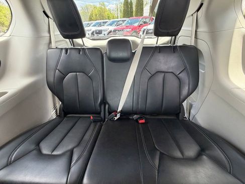 Used 2024 Chrysler Pacifica Touring-L FWD image 13