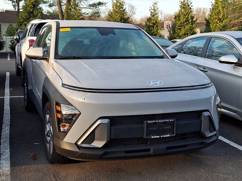 Used 2024 Hyundai Kona SE image 2
