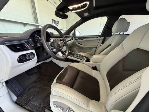 Used 2018 Porsche Macan Turbo AWD/4WD image 17