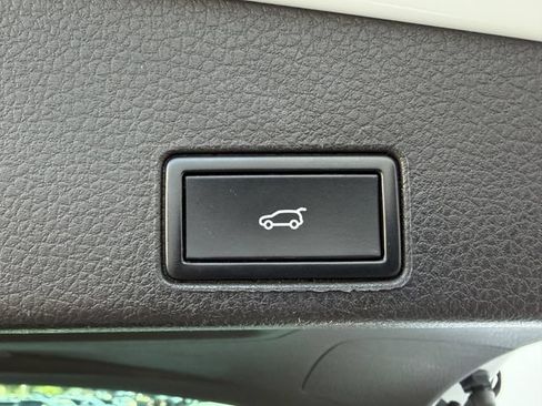 Used 2016 Volkswagen Touareg Executive AWD/4WD image 32