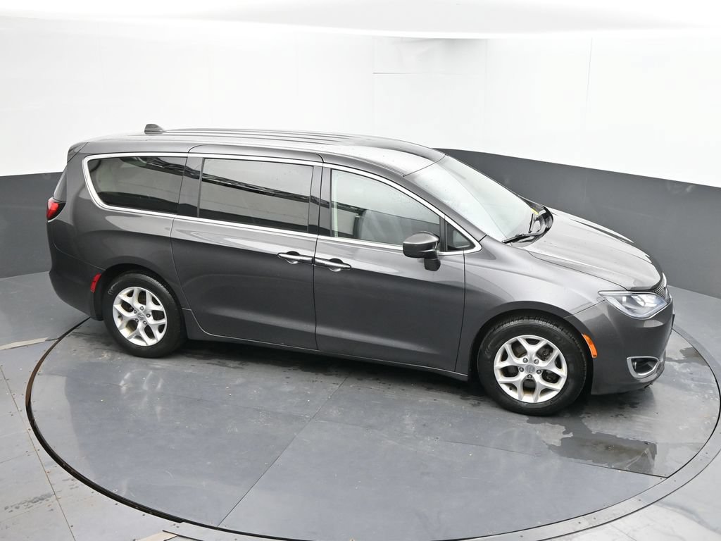 Used 2018 Chrysler Pacifica Touring Plus w/ Tire & Wheel Group FWD image 14
