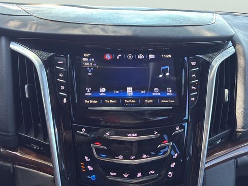 Used 2020 Cadillac Escalade Premium Luxury AWD/4WD image 28