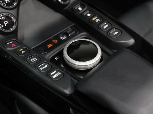 Used 2022 Aston Martin V8 Vantage Roadster image 11