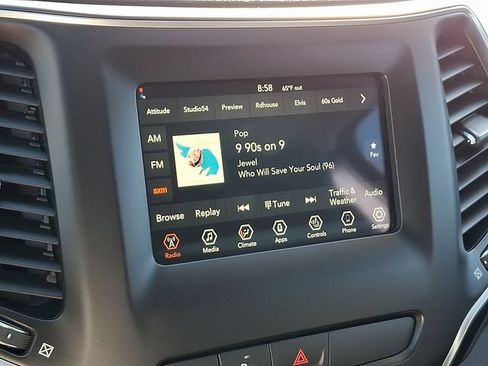 Used 2019 Jeep Cherokee Latitude Plus w/ Cold Weather Group AWD/4WD image 17