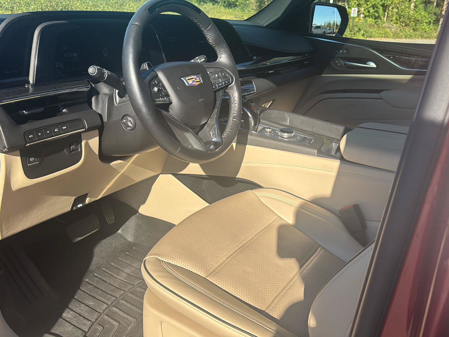 Used 2024 Cadillac Escalade Premium Luxury w/ LPO, Floor Liner Package AWD/4WD image 11