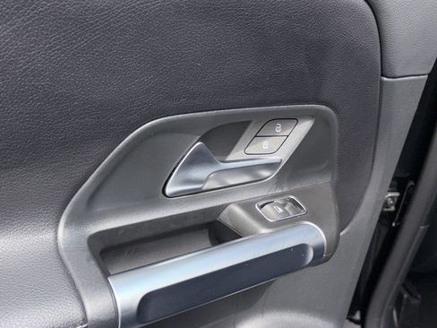 Used 2025 Mercedes-Benz GLB 250 image 19