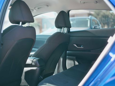 Used 2025 Hyundai Elantra SE image 12