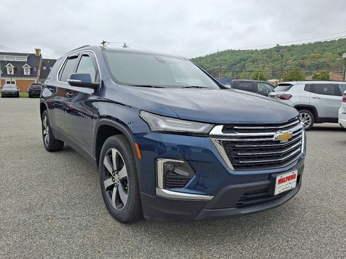 Used 2023 Chevrolet Traverse LT w/ LT Premium Package image 2