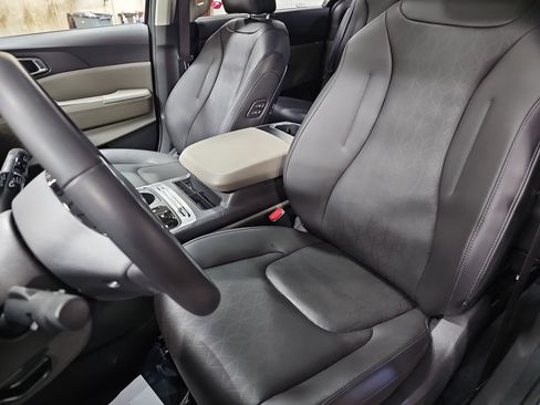 Used 2025 Kia Carnival SX image 17