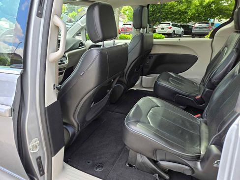 Used 2020 Chrysler Pacifica Limited FWD image 16