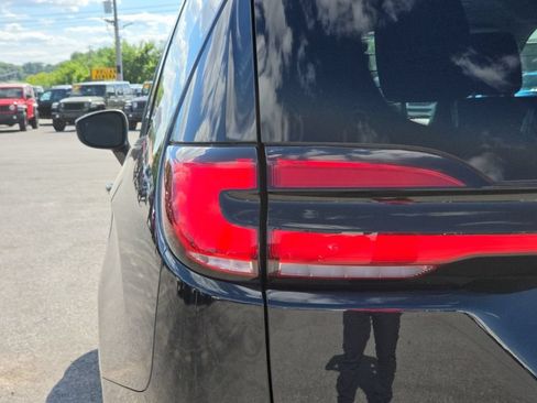 Certified 2023 Chrysler Pacifica Touring-L FWD image 11