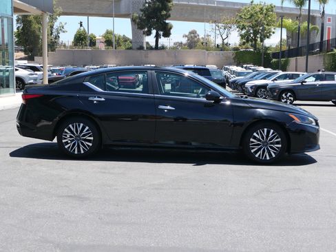 Used 2023 Nissan Altima 2.5 SV FWD image 2
