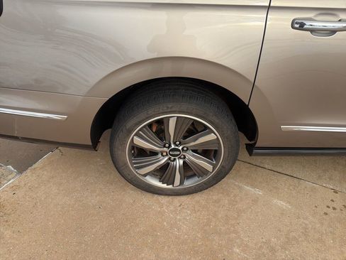 Used 2019 Lincoln Navigator L Reserve w/ Cargo Package image 38