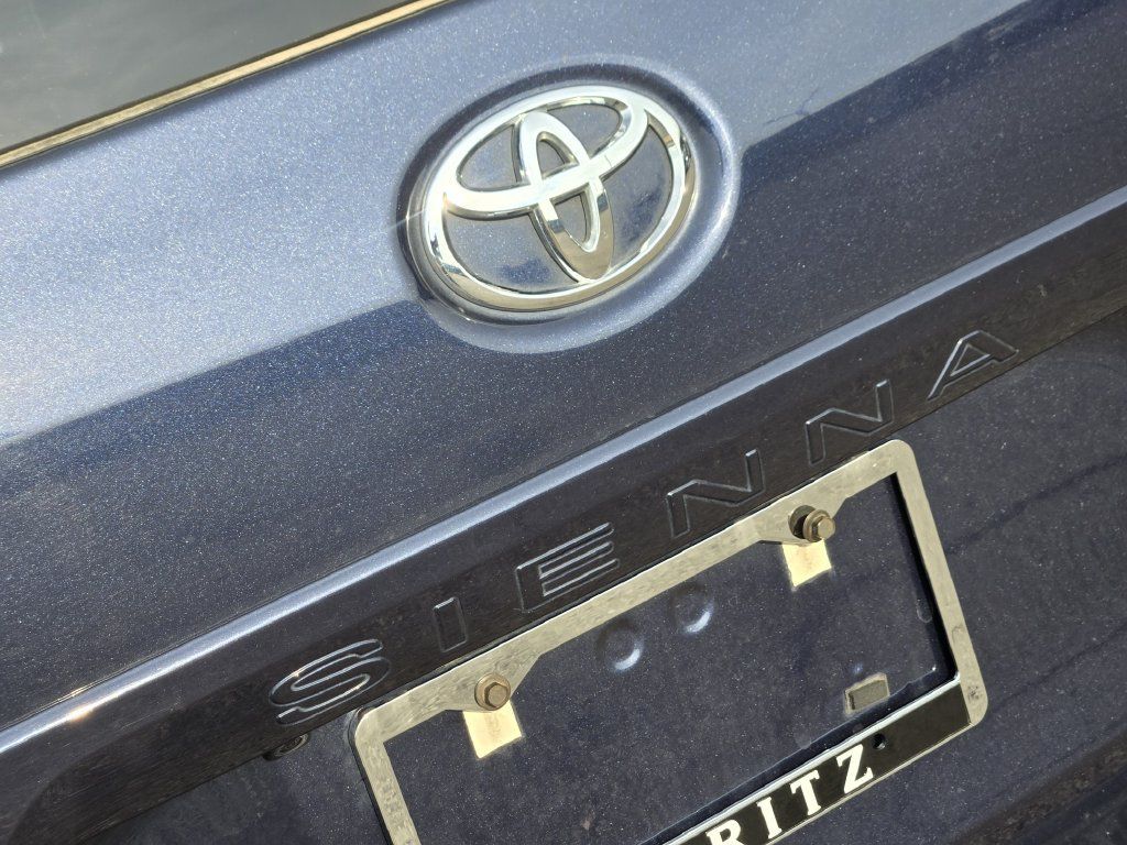 Used 2018 Toyota Sienna XLE w/ XLE Navigation Package FWD image 11