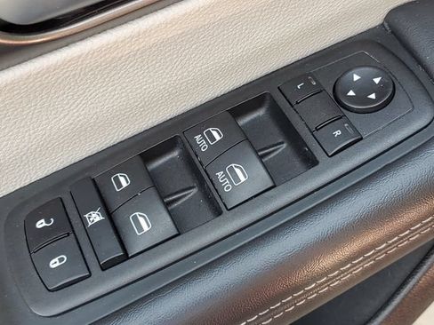 Used 2023 Chrysler Pacifica Touring-L FWD image 19