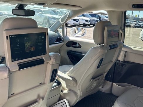 Used 2017 Chrysler Pacifica Touring-L Plus w/ Tire & Wheel Group image 6