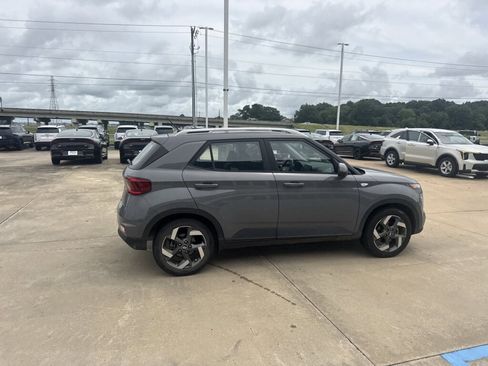 Used 2023 Hyundai Venue SEL FWD image 16