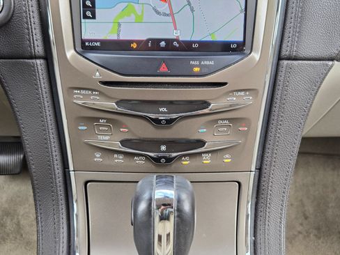 Used 2012 Lincoln MKX FWD image 18