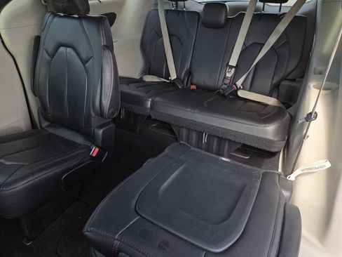 Used 2019 Chrysler Pacifica Touring-L FWD image 16