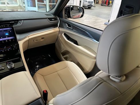 New 2025 Jeep Grand Cherokee Limited w/ Black Appearance Package image 14