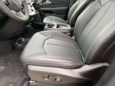 New 2027 Chrysler Pacifica Select FWD image 42