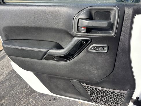 Used 2015 Jeep Wrangler Unlimited Sahara image 16