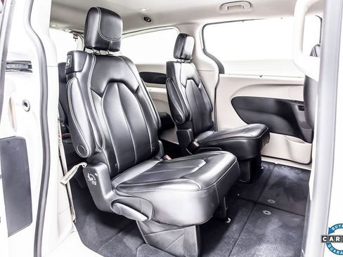 Used 2023 Chrysler Pacifica Touring-L image 32