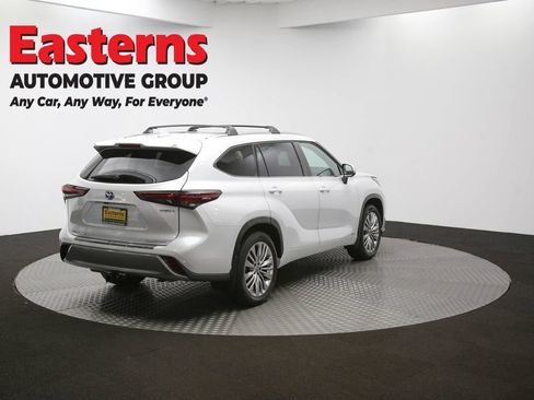 Used 2024 Toyota Highlander Platinum AWD/4WD image 46