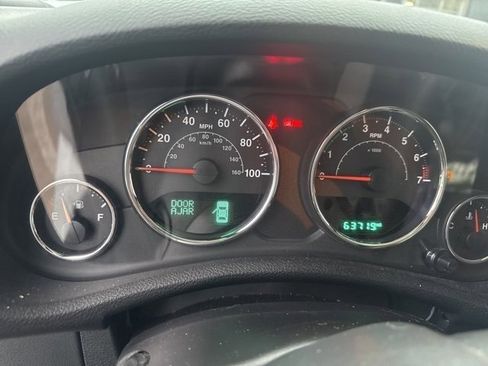 Used 2017 Jeep Wrangler Unlimited Sahara w/ Connectivity Group image 19