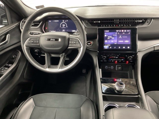Used 2025 Jeep Grand Cherokee Altitude AWD/4WD image 16