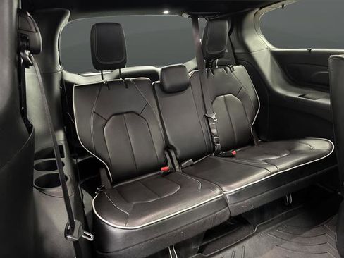 Used 2022 Chrysler Pacifica Limited w/ Uconnect Theater Family Group image 35