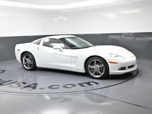 Used 2009 Chevrolet Corvette Coupe RWD image 2