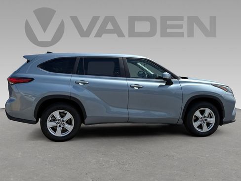 Used 2023 Toyota Highlander LE FWD image 6