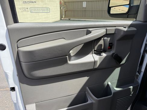 Used 2013 Chevrolet Express 2500 RWD image 19