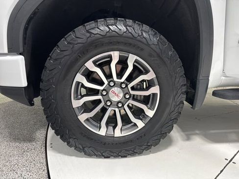 Used 2022 GMC Sierra 1500 AT4 w/ AT4 Premium Package AWD/4WD image 9
