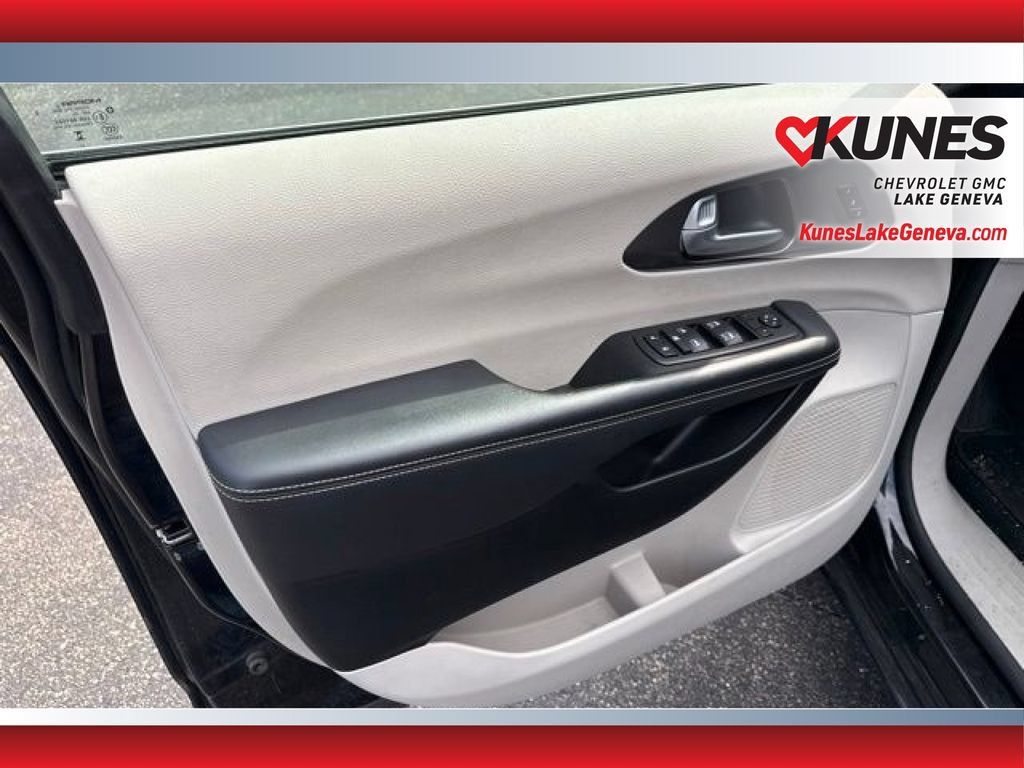 Used 2024 Chrysler Pacifica Touring-L FWD image 13