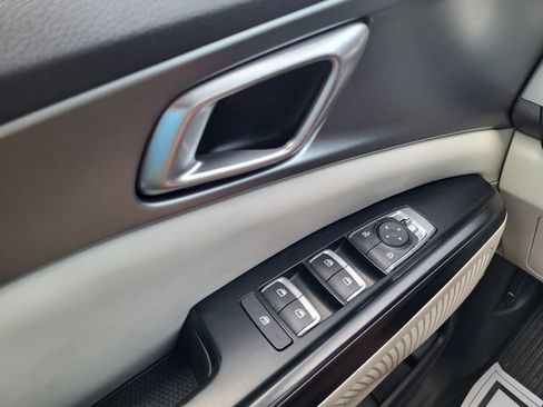 Used 2022 Kia Carnival LX FWD image 20